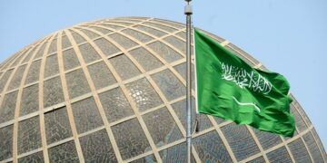 إنذار أميركي في الخليج.. مغادرة دبلوماسيين أميركيين وعائلاتهم وهجوم يستهدف قلب النفط السعودي