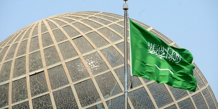 إنذار أميركي في الخليج.. مغادرة دبلوماسيين أميركيين وعائلاتهم وهجوم يستهدف قلب النفط السعودي