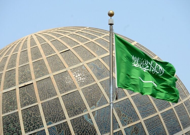 إنذار أميركي في الخليج.. مغادرة دبلوماسيين أميركيين وعائلاتهم وهجوم يستهدف قلب النفط السعودي