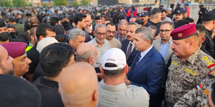 مهلة شهر لتنفيذها.. انسحاب المتظاهرين من ساحة التحرير بعد تسليم مطالبهم لوفد الزيدي