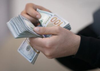 الدولار يقفز رسمياً إلى 152 ألفاً.. المركزي يحسم سعر الصرف