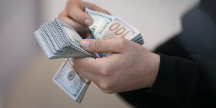 الدولار يقفز رسمياً إلى 152 ألفاً.. المركزي يحسم سعر الصرف