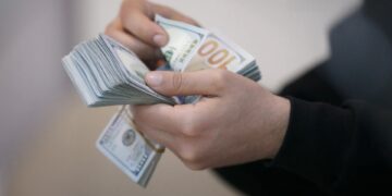 160 ألفاً تلوح في سوق الدولار.. تصريحات متضاربة تضغط على الصرف