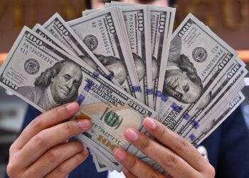 بعد رفع سعر الدولار.. الهلالي تحذر من ارتدادات القرار على السوق العراقي