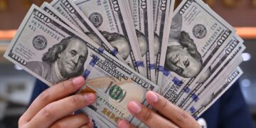 بعد رفع سعر الدولار.. الهلالي تحذر من ارتدادات القرار على السوق العراقي
