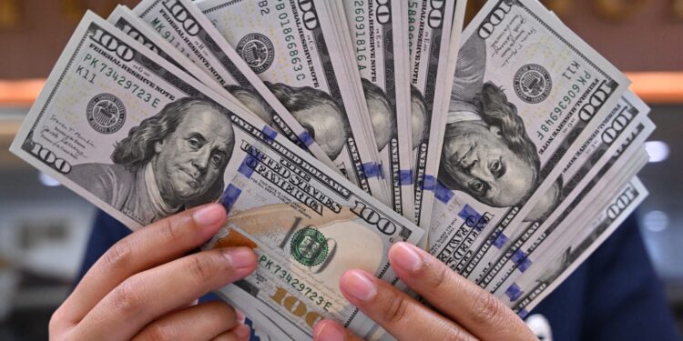بعد رفع سعر الدولار.. الهلالي تحذر من ارتدادات القرار على السوق العراقي