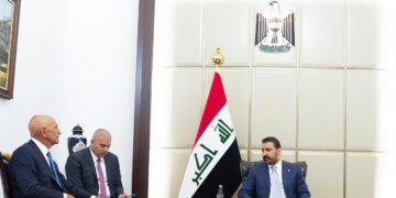 خاص: زيارة باراك تفتح الملفات الشائكة.. ضغوط واشنطن تصطدم بنفوذ فصائل يهدد مستقبل السلطة في العراق