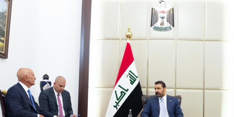 خاص: زيارة باراك تفتح الملفات الشائكة.. ضغوط واشنطن تصطدم بنفوذ فصائل يهدد مستقبل السلطة في العراق