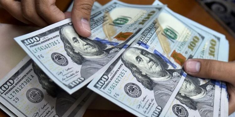 الدولار يواصل الارتفاع في بغداد.. البيع يسجل 166 ألف دينار لكل 100 دولار
