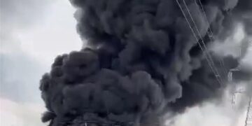 حريق جديد في مستودع بنزين بتانجرو.. النيران تلتهم المنشأة بالكامل