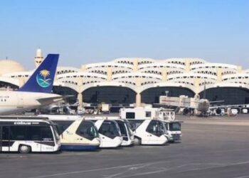 بالفيديو: دوي انفجار وعمليات إخلاء تُربكان الحركة في مطار الرياض وشركات سفر تلغي رحلاتها إليه
