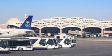بالفيديو: دوي انفجار وعمليات إخلاء تُربكان الحركة في مطار الرياض وشركات سفر تلغي رحلاتها إليه