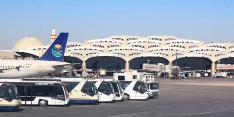 بالفيديو: دوي انفجار وعمليات إخلاء تُربكان الحركة في مطار الرياض وشركات سفر تلغي رحلاتها إليه