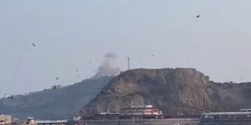 استهداف قصر معاشيق الرئاسي في عدن بـ 4 صواريخ باليستية وتصاعد كثيف للدخان