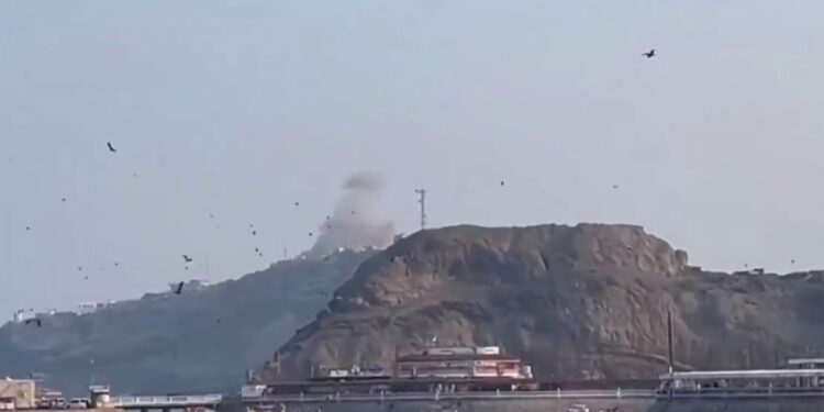استهداف قصر معاشيق الرئاسي في عدن بـ 4 صواريخ باليستية وتصاعد كثيف للدخان