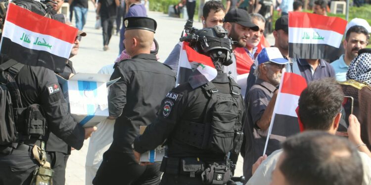 بالفيديو.. احتكاكات في ساحة التحرير خلال إحياء ذكرى تشرين وسط إجراءات أمنية مشددة