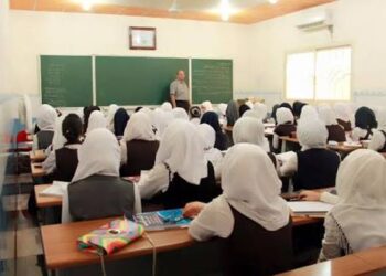 الحجاب في المدارس العراقية يعود إلى الواجهة.. التربية ترفض تقييد حرية الطالبات