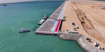 ميناء الفاو يقترب من مراحل التشغيل.. إنجاز كاسر الأمواج بالكامل والنفق المغمور يلامس الاكتمال