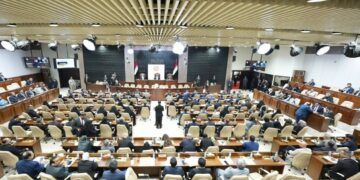 وسط تقلبات الدولار.. دعوة نيابية لتأسيس هيئة وطنية للغذاء والدواء