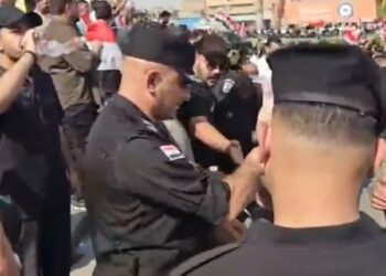 بالفيديو.. من توزيع المياه إلى تأمين الساحة.. القوات الأمنية ترافق تظاهرات ذكرى تشرين في بغداد