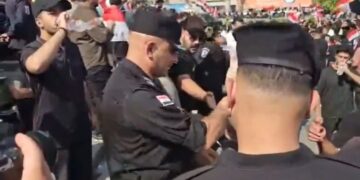 بالفيديو.. من توزيع المياه إلى تأمين الساحة.. القوات الأمنية ترافق تظاهرات ذكرى تشرين في بغداد