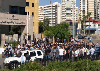 تجمع طلابي أمام وزارة التعليم العالي للمطالبة بتحسين المعدل إلى 85%
