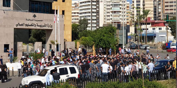 تجمع طلابي أمام وزارة التعليم العالي للمطالبة بتحسين المعدل إلى 85%
