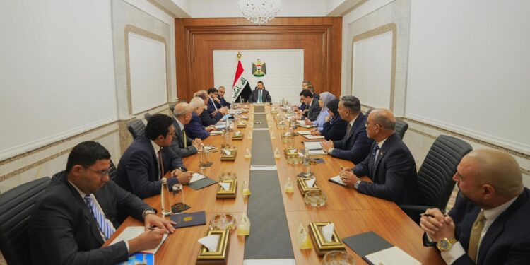 الزيدي يوجّه بحزمة قرارات لتنشيط الاقتصاد وتمويل المشاريع وصرف مستحقات المقاولين والمزارعين