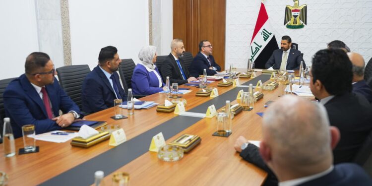 بعد تظاهرات عدة.. الزيدي يوجه بتوفير الأدوية والمستلزمات الطبية في المستشفيات