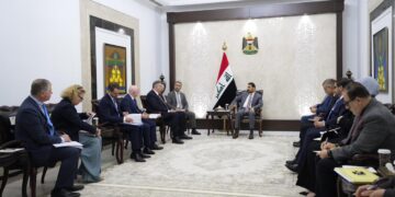الزيدي يبحث مع وفدي توتال إنرجيز وكونوكو فيليبس زيادة إنتاج النفط والغاز في البصرة