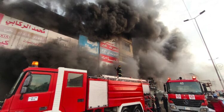 اخماد حريق داخل بناية تجارية في الطالبية شرقي بغداد