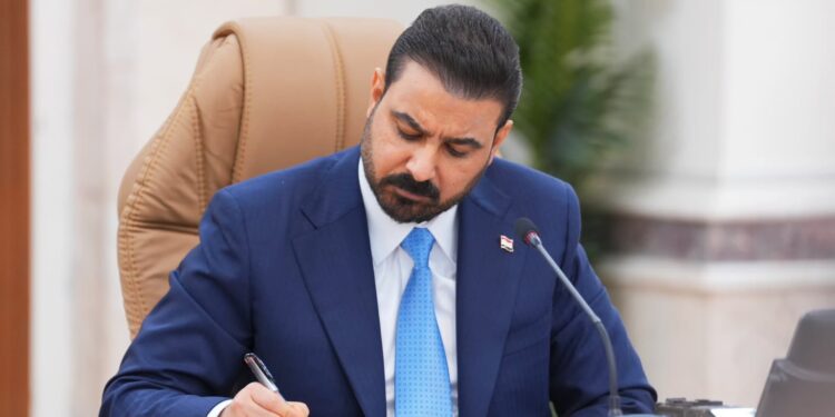 الزيدي يوجّه بالحفاظ على المخصصات والامتيازات المالية لموظفي المؤسسات المدمجة ضمن وزارة الاقتصاد الرقمي والحوكمة