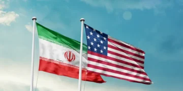 واشنطن تصعّد ضد طهران.. الكشف عن سبب طرد دبلوماسيين وتهديد بالنووي وهرمز على الطاولة