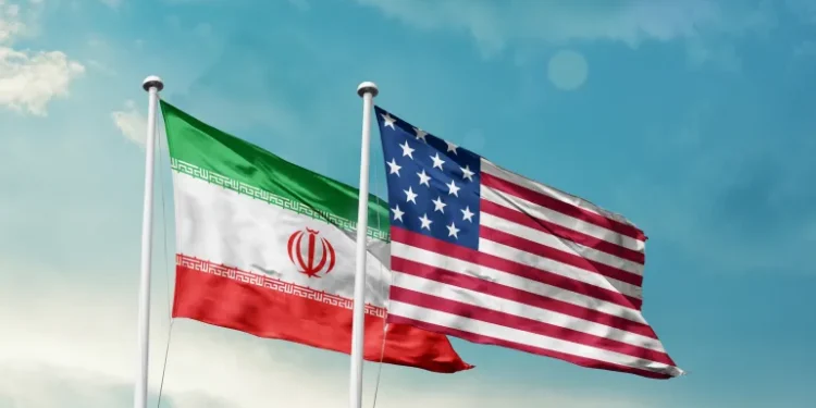 واشنطن تصعّد ضد طهران.. الكشف عن سبب طرد دبلوماسيين وتهديد بالنووي وهرمز على الطاولة