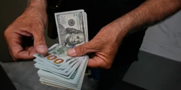 الدولار يتراجع دون 169 ألف دينار في بغداد وأربيل مع إغلاق الأسواق