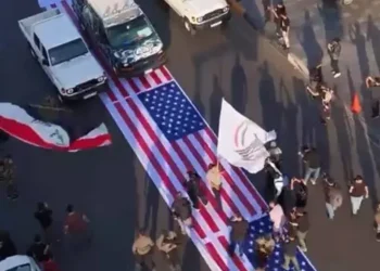 بعد أوامر الزيدي.. الحكومة تعلن اعتقال المتورطين بالتجاوز على العلم الأمريكي خلال فعاليات “يوم السيادة”