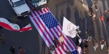بعد أوامر الزيدي.. الحكومة تعلن اعتقال المتورطين بالتجاوز على العلم الأمريكي خلال فعاليات “يوم السيادة”