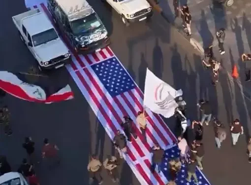 بعد أوامر الزيدي.. الحكومة تعلن اعتقال المتورطين بالتجاوز على العلم الأمريكي خلال فعاليات “يوم السيادة”