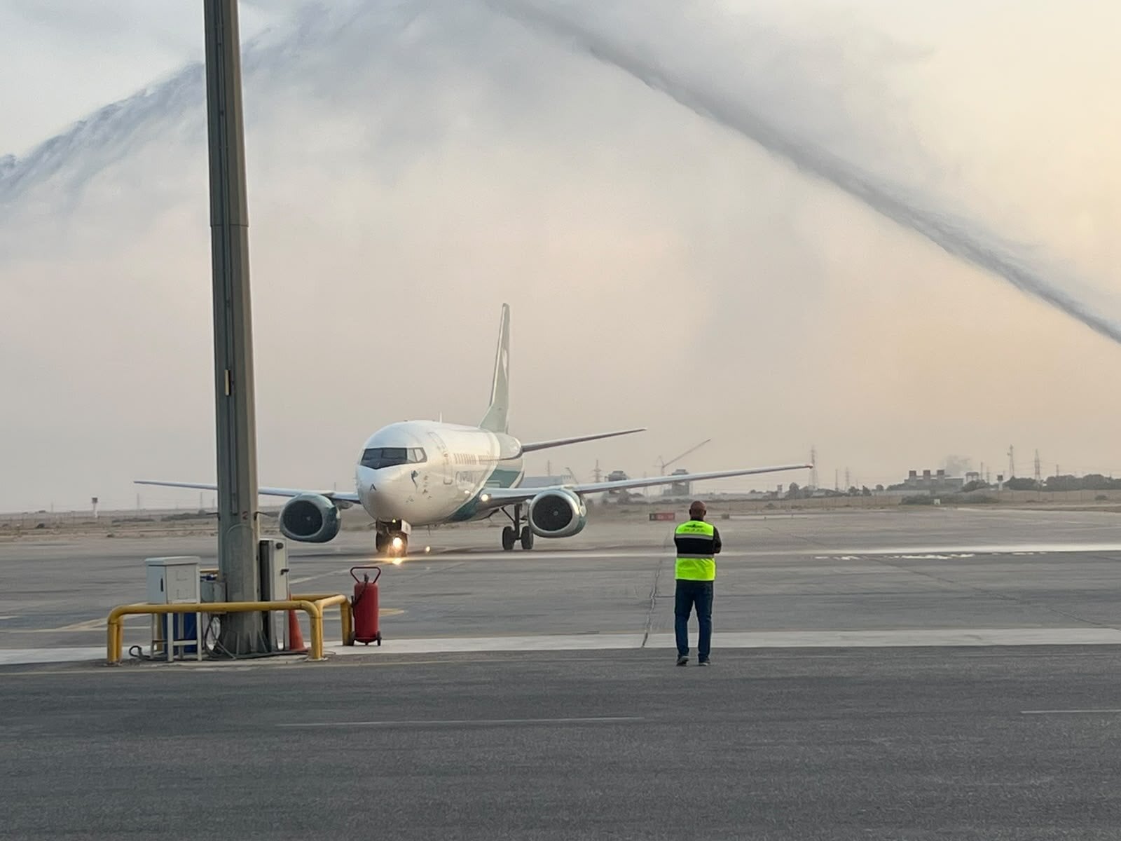 استقبلوها برش الماء.. هبوط أول طائرة إيرانية في مطار النجف بعد قرار الاستثناء
