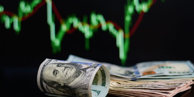من الاستيفاء إلى الإيقاف.. الجمارك تواجه اختباراً جديداً تحت ضغط الدولار