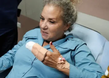 ركلوها وسرقوا جوازها.. 50 مستوطناً إسرائيلياً ينهالون على مصورة أميركية بهجوم صادم بالضفة