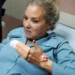 ركلوها وسرقوا جوازها.. 50 مستوطناً إسرائيلياً ينهالون على مصورة أميركية بهجوم صادم بالضفة