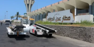 اليمن.. الحوثيون يستهدفون مطار عدن بصاروخين سقطا في حرمه