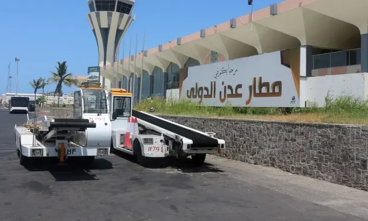 اليمن.. الحوثيون يستهدفون مطار عدن بصاروخين سقطا في حرمه