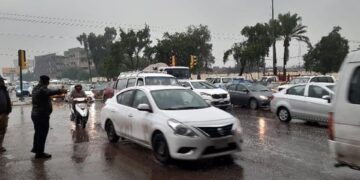 مع عودة الأمطار.. المرور تحذر السائقين من مخاطر الطريق