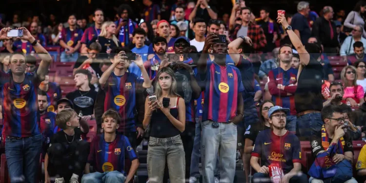 قبل 48 ساعة من الكلاسيكو.. إضراب مفاجئ يضع برشلونة في مأزق
