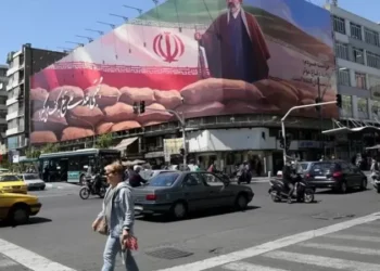 همتي يتحدى توقعات واشنطن بانهيار الاقتصاد الإيراني