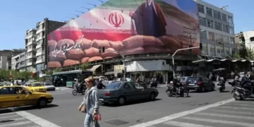 همتي يتحدى توقعات واشنطن بانهيار الاقتصاد الإيراني