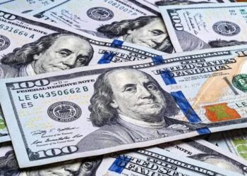 الدولار يحلق بعد تصريحات نيابية عن رفع سعره في الموازنة إلى 1500 دينار