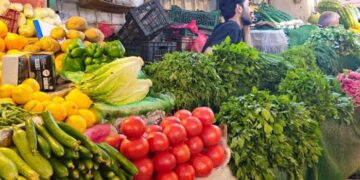 بعد ارتفاع الأسعار.. الزيدي يوجه بالسماح بإدخال شحنات الخضرة المتكدسة في المنافذ